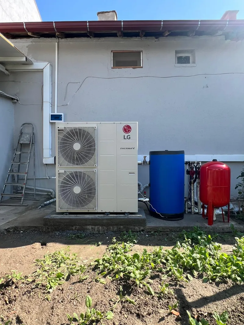 LG THERMA V dış ünitesi, mavi tank ve kırmızı genleşme tankı