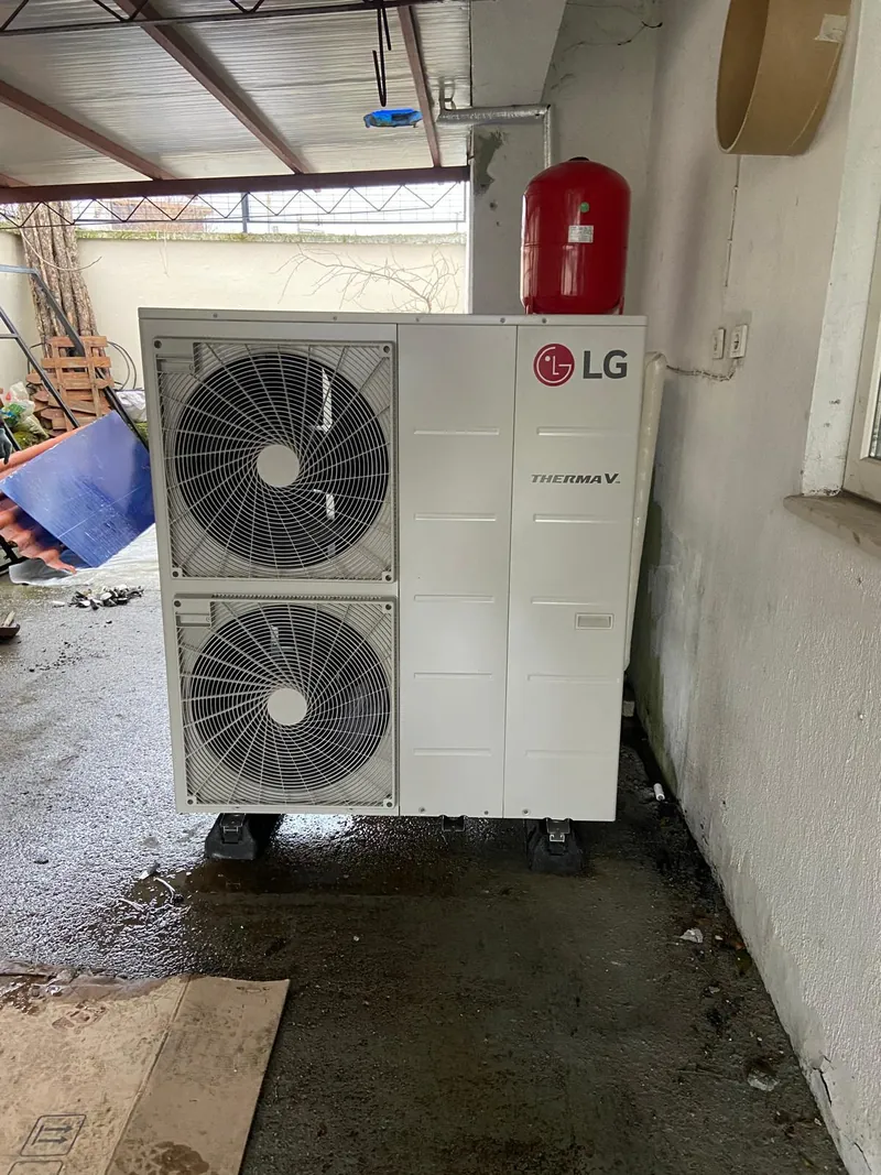 Üstü kapalı alanda konumlandırılmış LG THERMA V dış ünitesi