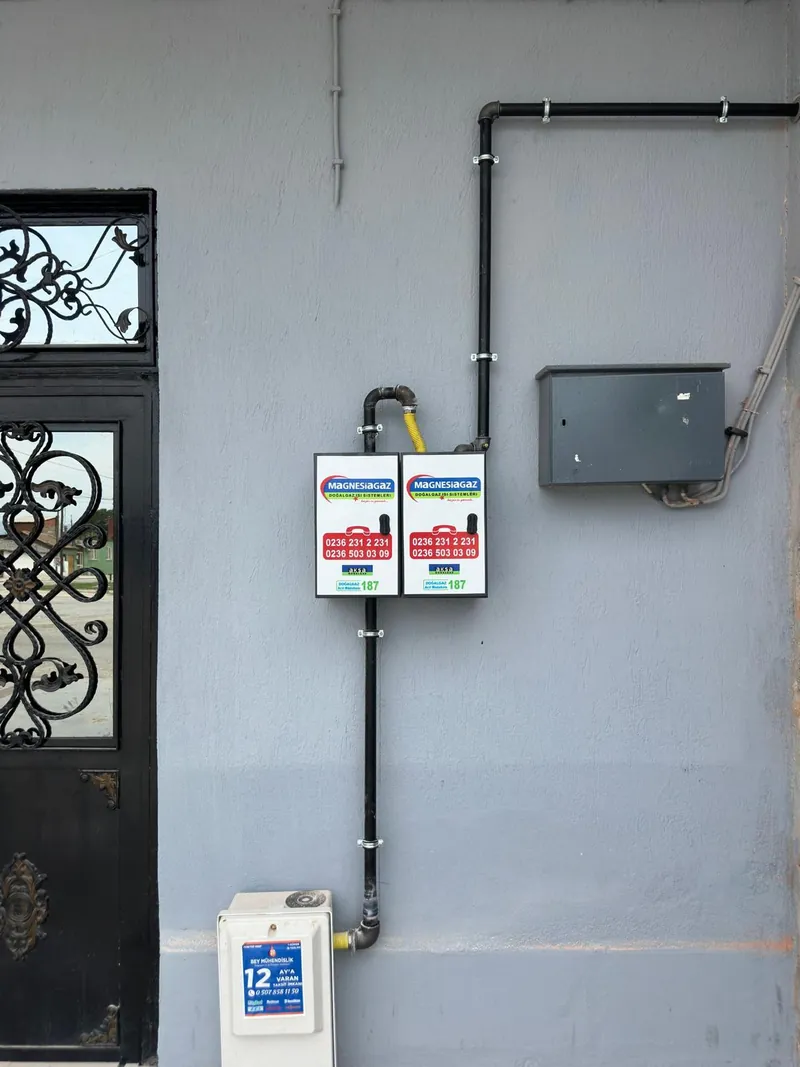 Dış duvardaki doğalgaz sayaçları, vana kutusu ve boru güzergâhı