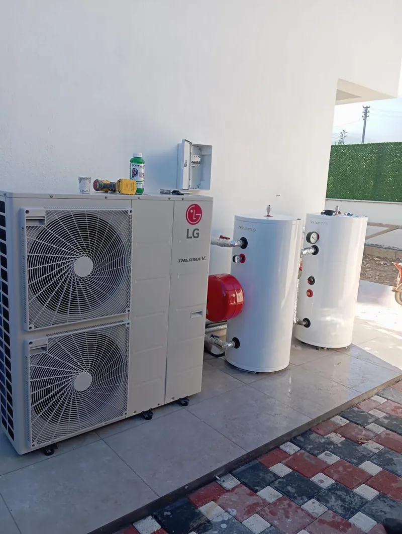 LG ısı pompası dış ünitesi, iki beyaz tank ve kırmızı genleşme tankı