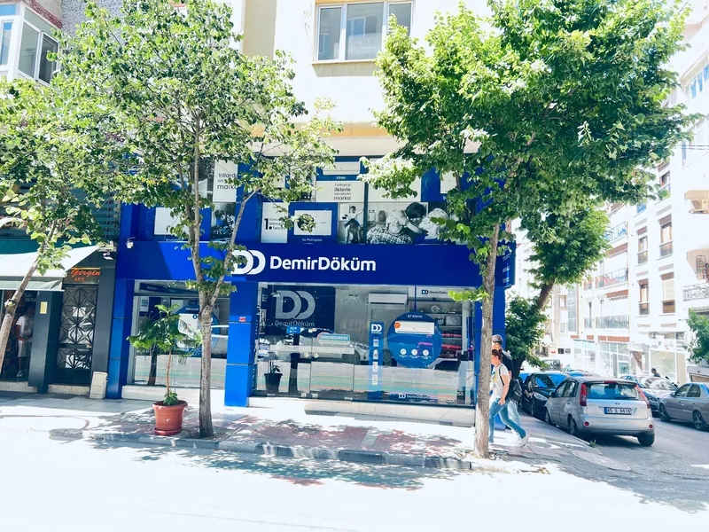 Magnesiagaz mağazasının DemirDöküm tabelalı cadde cephesi